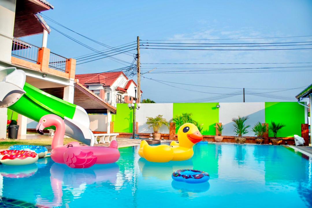 Sweetpop - Pool Area View