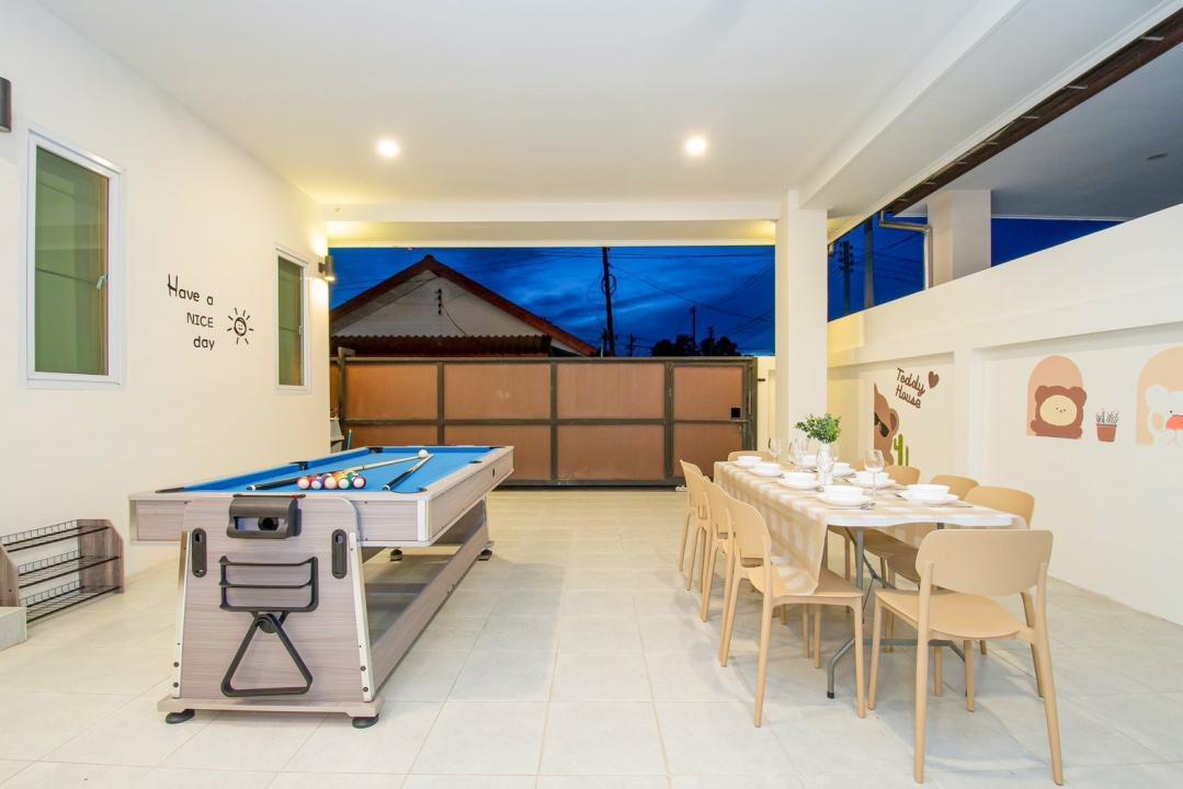 Teddy - Pool Area View