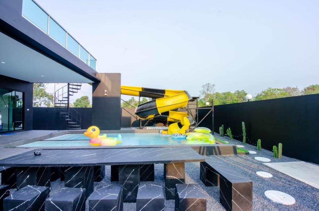 The Moon - Pool Area View