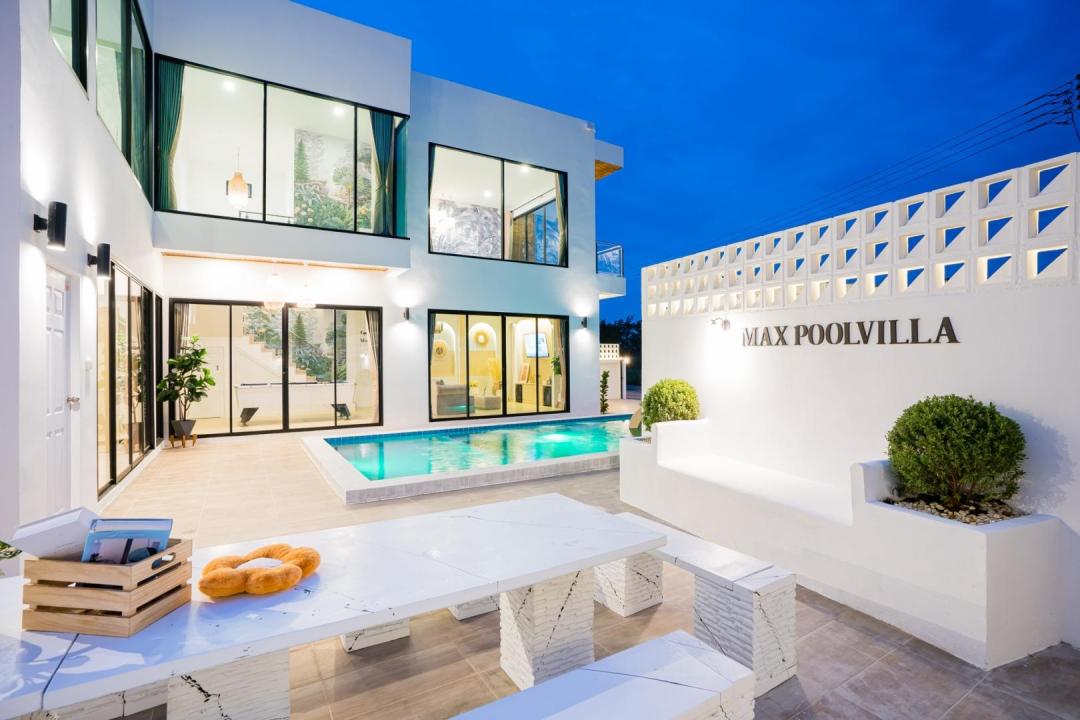 Tiara - Pool Area View