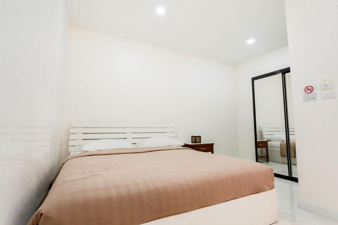 Ty Holiday #220 - Cover Photo