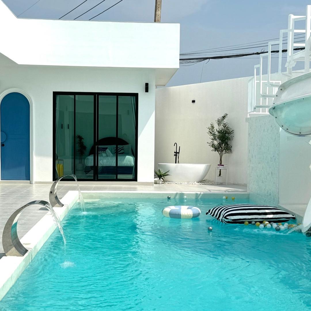 Villa De Moon - Pool Area View