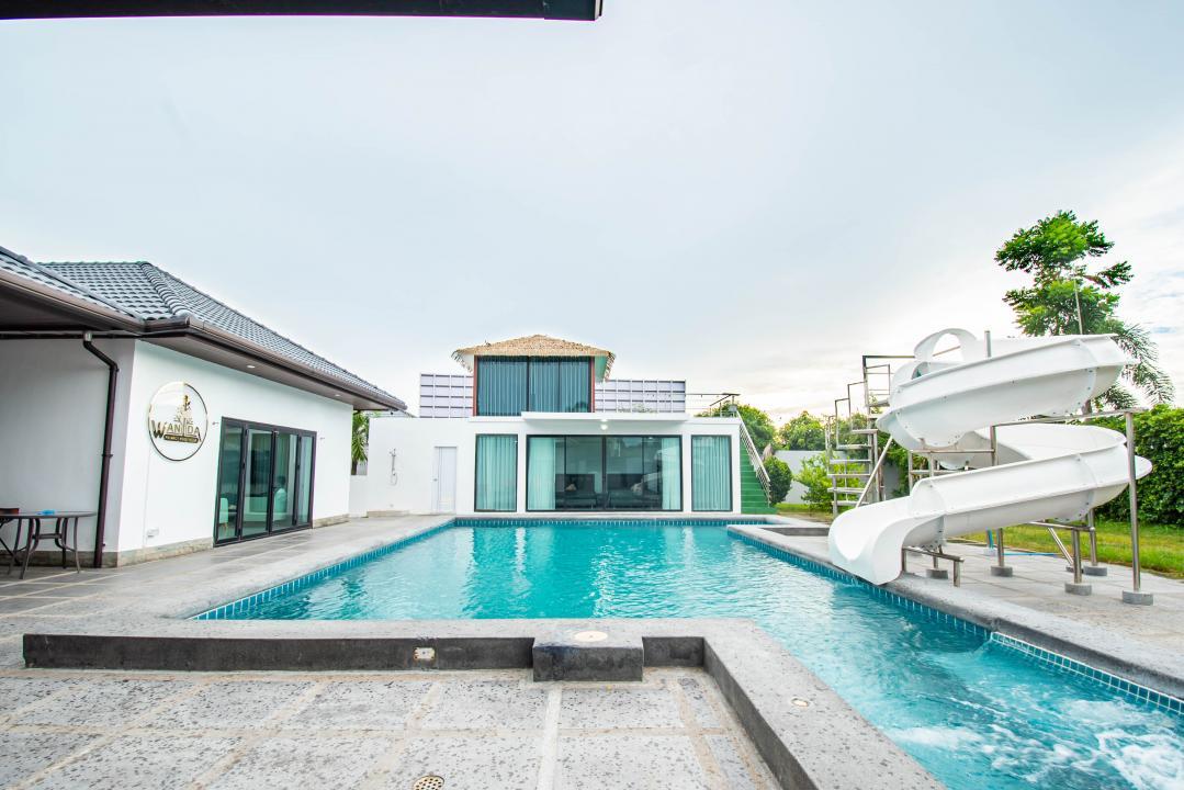 Wanda - Pool Area View