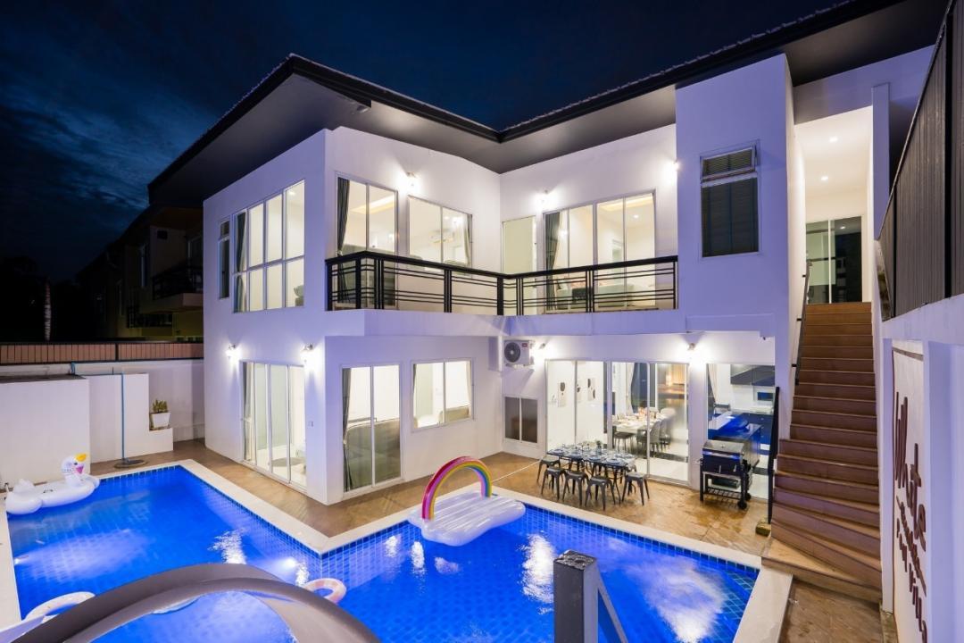 White Chocolate - Pool Area View