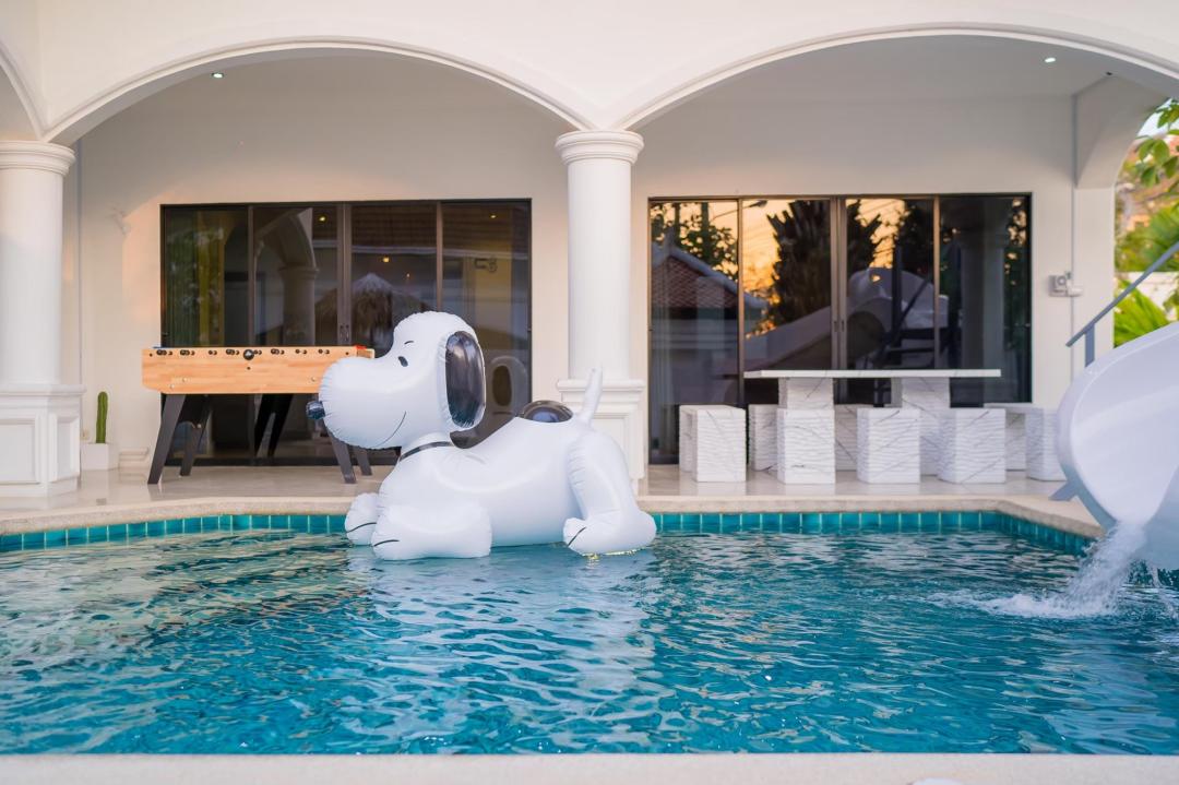 White House - Pool Area View