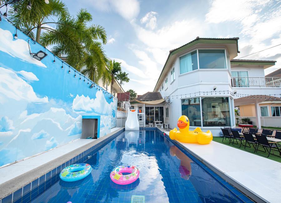 Wonderland - Pool Area View