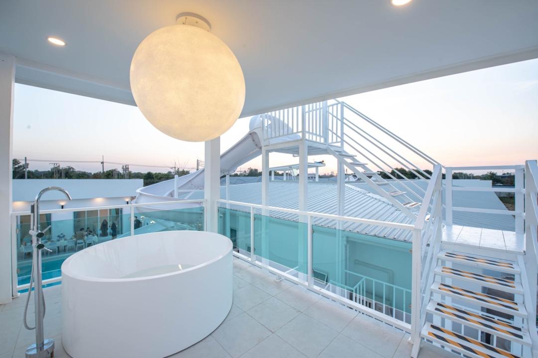 Beatrice - Pool Area View