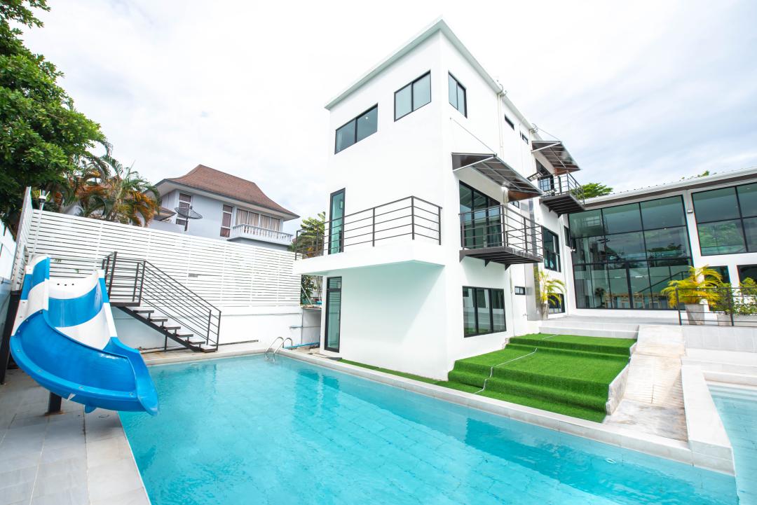 ละอองน้ำ B - Pool Area View