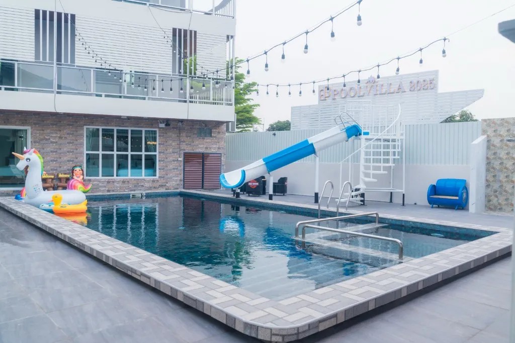Bobby - Pool Area View