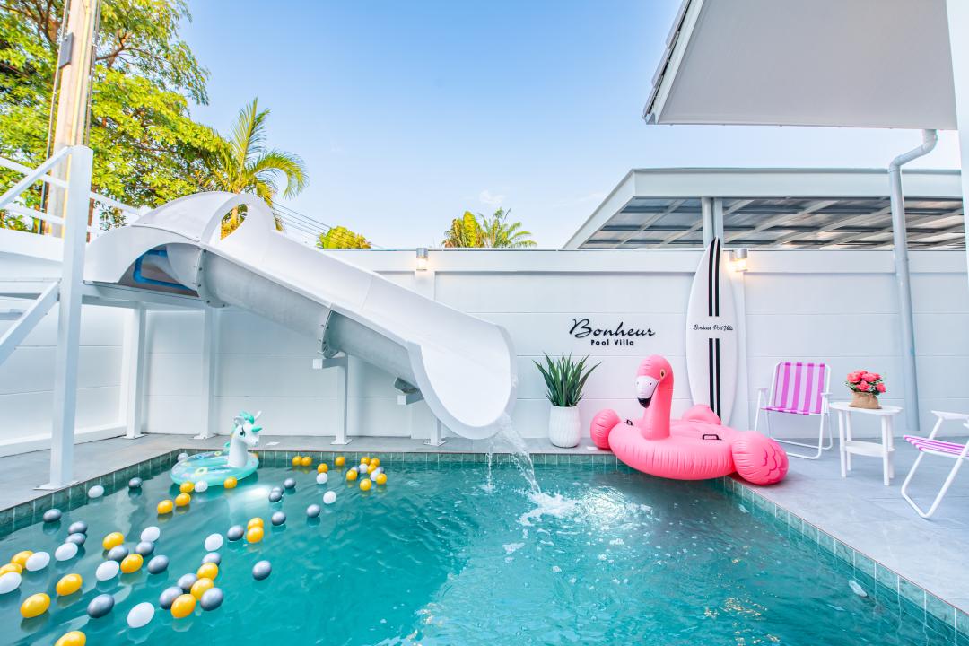 Bonheur - Pool Area View