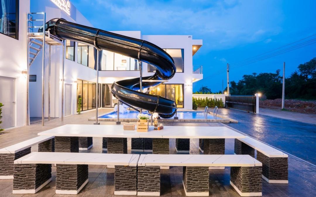 Boss - Pool Area View