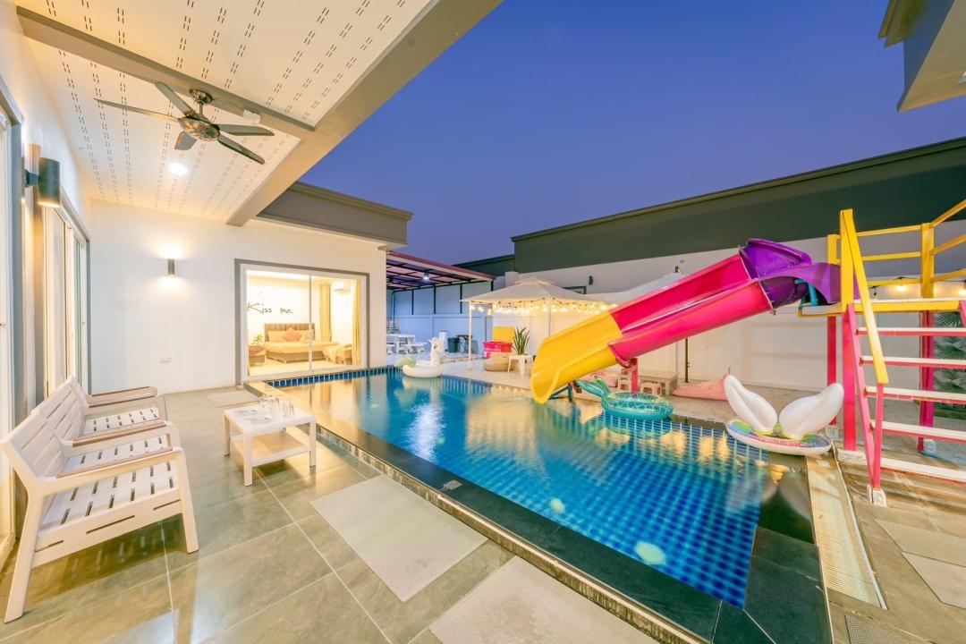Breezy - Pool Area View