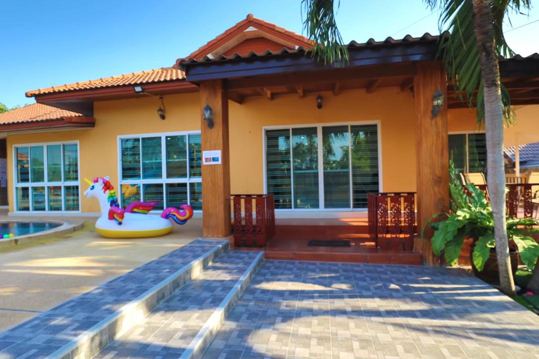 Candy Pop - Living Area