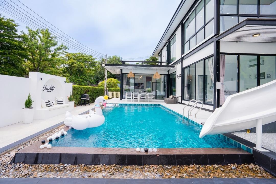 Chalotte House - Pool Area View
