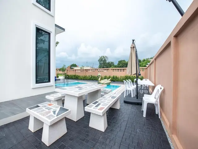 Mawin - Pool Area View