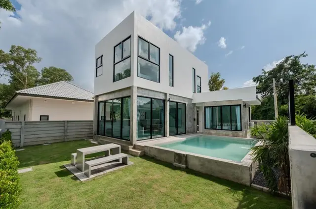 Gina No.90 - Main Cover Photo in Pattaya